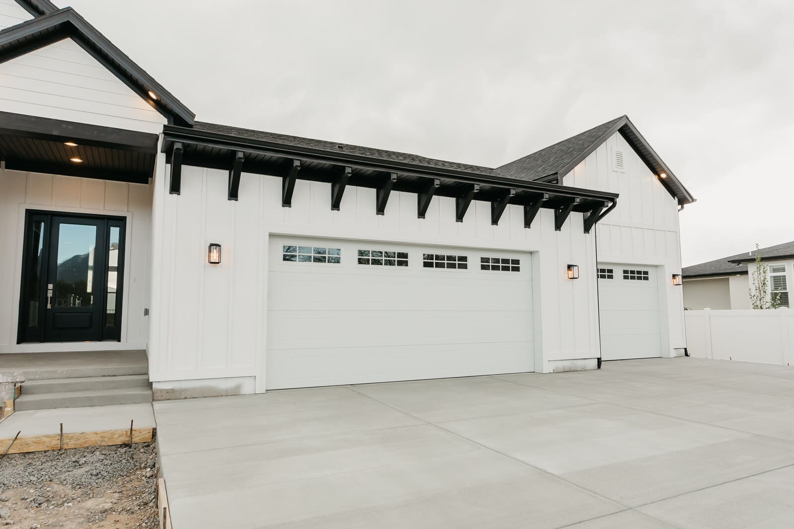 white ranch style home in utah by 10x builders