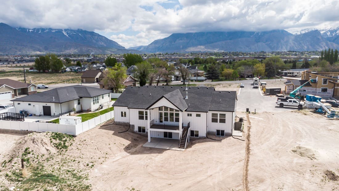 white ranch style custom home with strong foundation by 10x builders in utah
